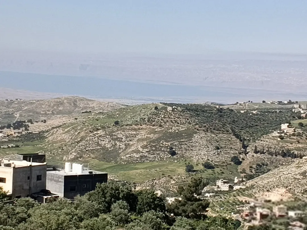 1500 متر تبعد عن الغروس كيلو وعن دابوق 7 كيلو اطلاله غربيه المالك مباشره 130 الاف كامل القطعه السليح