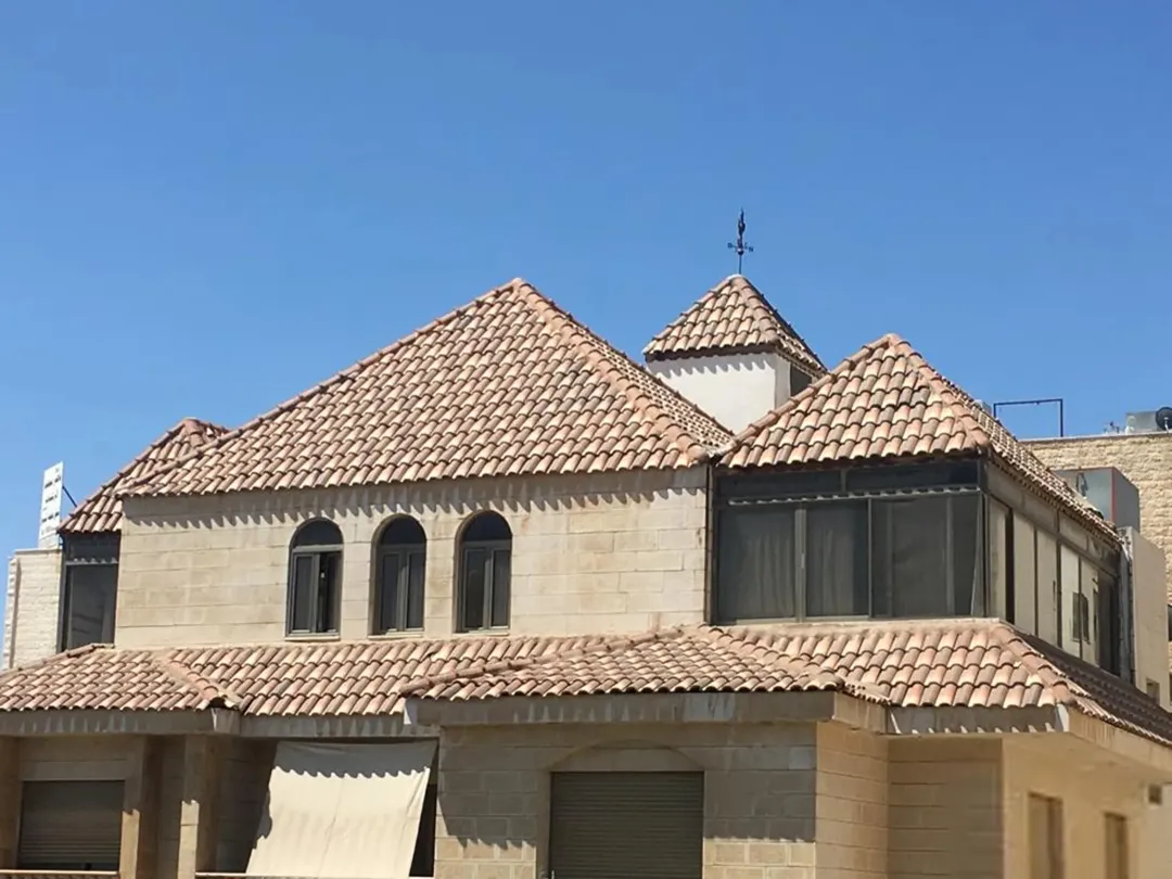 روف مفروش فاخر للايجار. 1 نوم ماستر وصالون حرف L. حمامين . مطبخ وسفره . تراس كبير . اطلاله مميزه .