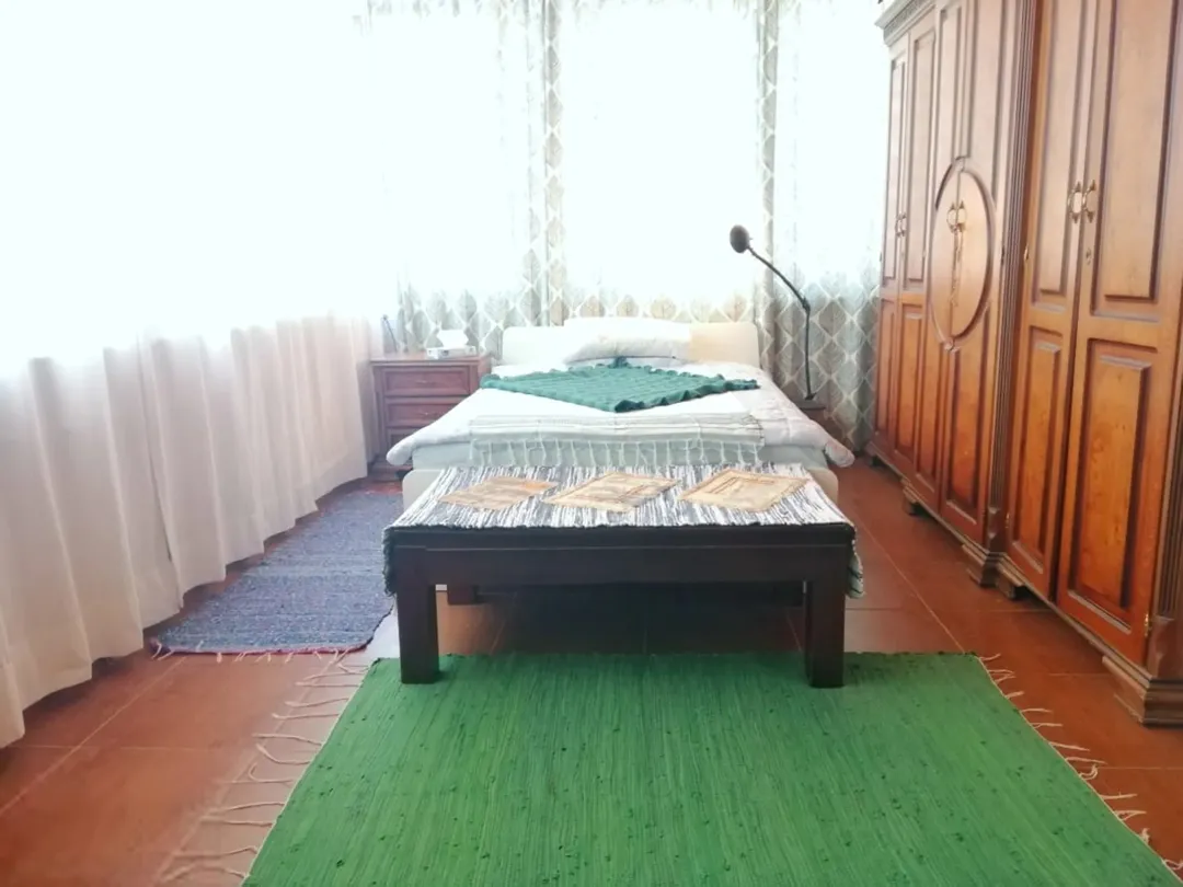 روف مفروش فاخر للايجار. 1 نوم ماستر وصالون حرف L. حمامين . مطبخ وسفره . تراس كبير . اطلاله مميزه .