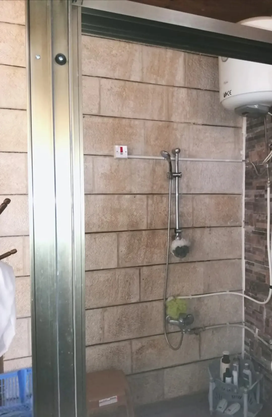 روف مفروش فاخر للايجار. 1 نوم ماستر وصالون حرف L. حمامين . مطبخ وسفره . تراس كبير . اطلاله مميزه .