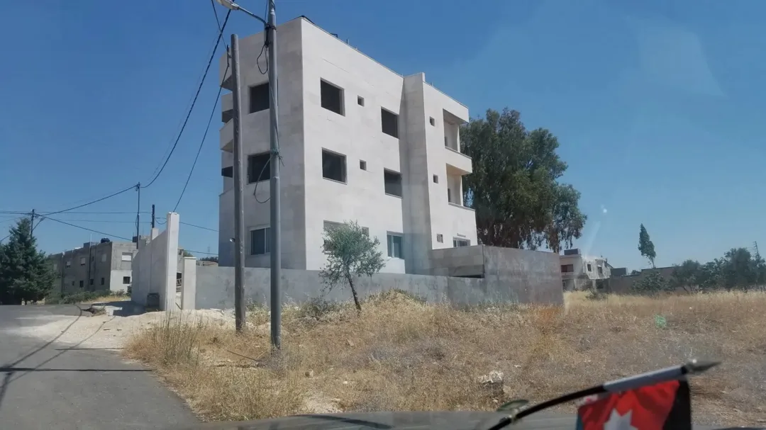 عمارة سكنية فاخرة للبيع في مرج الحمام بإطلالة بانورامية مميزة