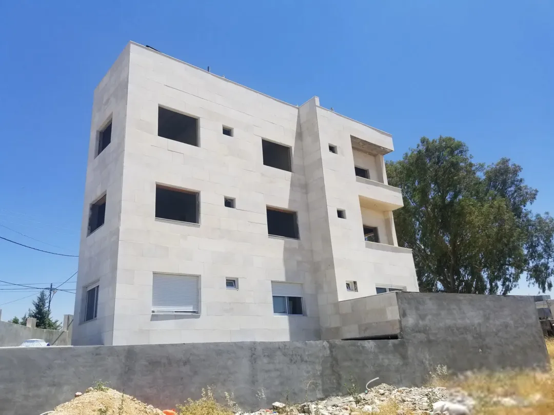 عمارة سكنية فاخرة للبيع في مرج الحمام بإطلالة بانورامية مميزة