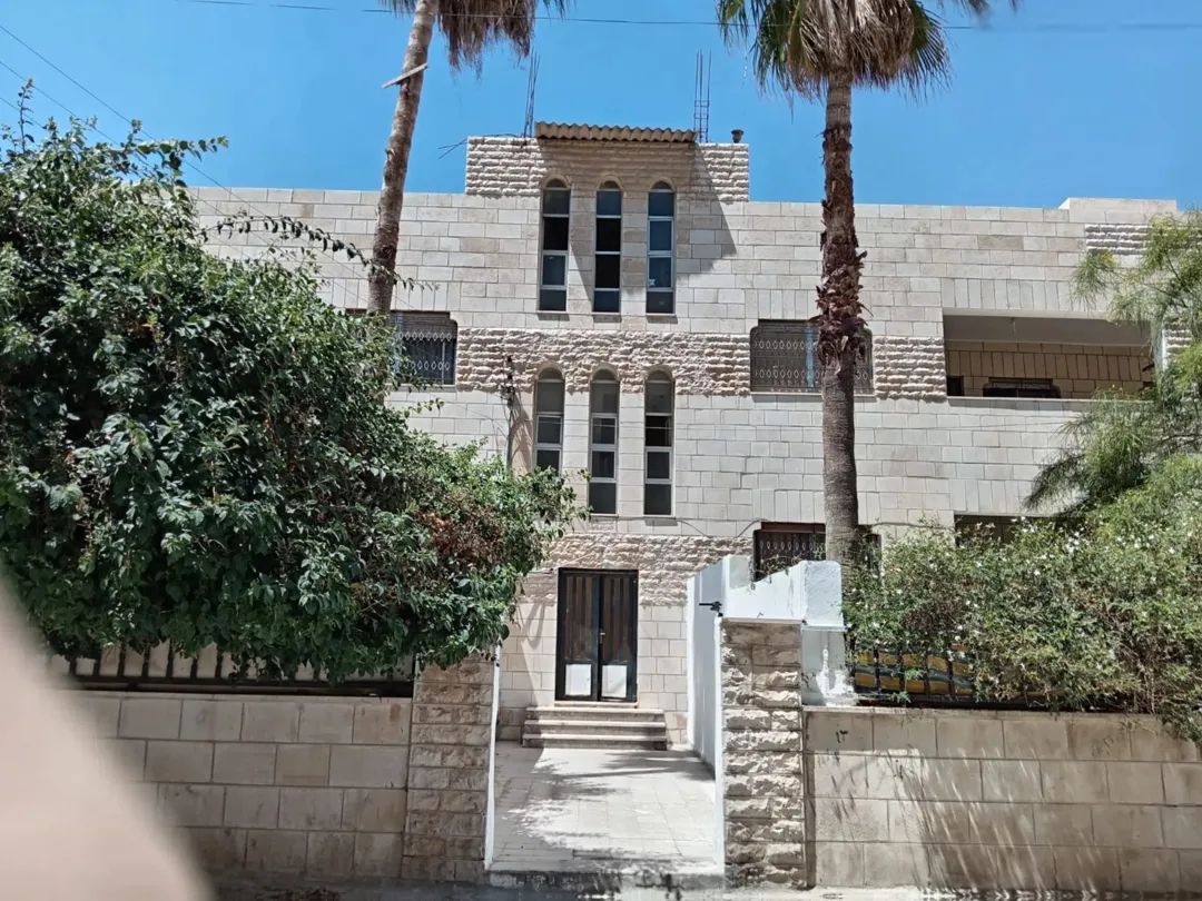 سطح بناية للبيع في الزرقاء الجديدة بموقع استراتيجي