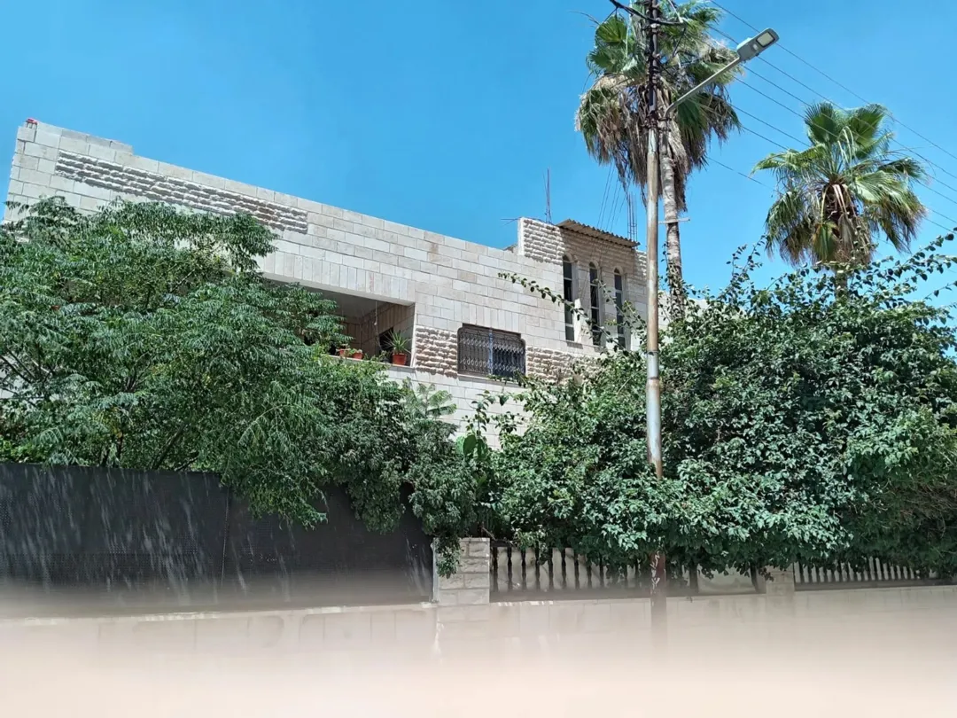 سطح بناية للبيع في الزرقاء الجديدة بموقع استراتيجي