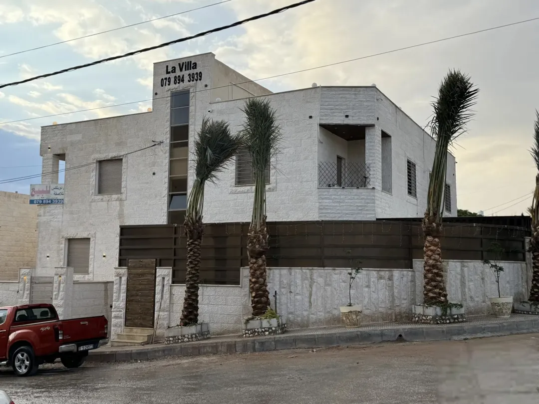 فيلا دوبلكس مودرن فاخرة للبيع في الزرقاء الجديدة – جبل المغير