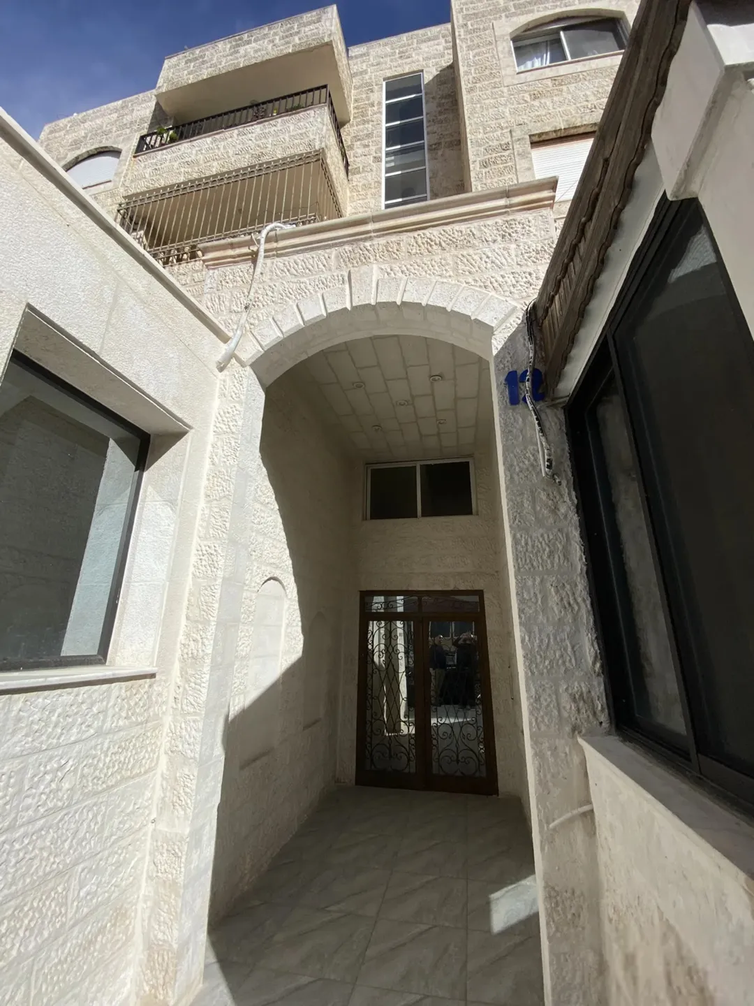 شقة للبيع في منطقة الجندويل – عمان بمساحة 130 متر مربع بالقرب من مجمع الأعمال