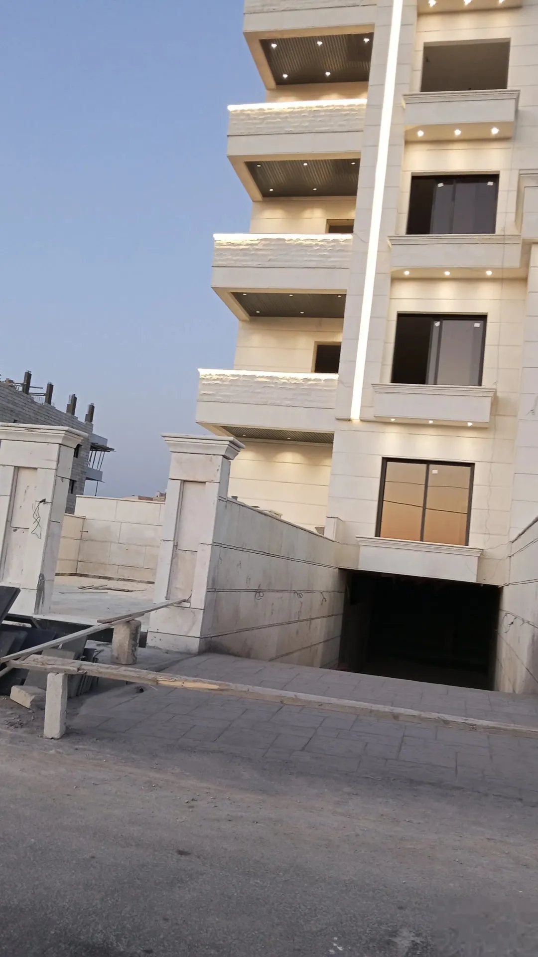 شقق فاخرة بتشطيبات فندقية راقية بالقرب من صالة السفير