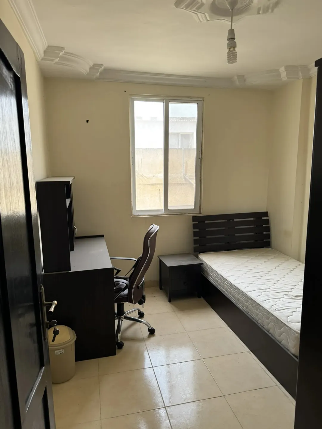 شقة ستوديو طلابية جانب جامعة اليرموك للبيع/ مع امكانية أجار