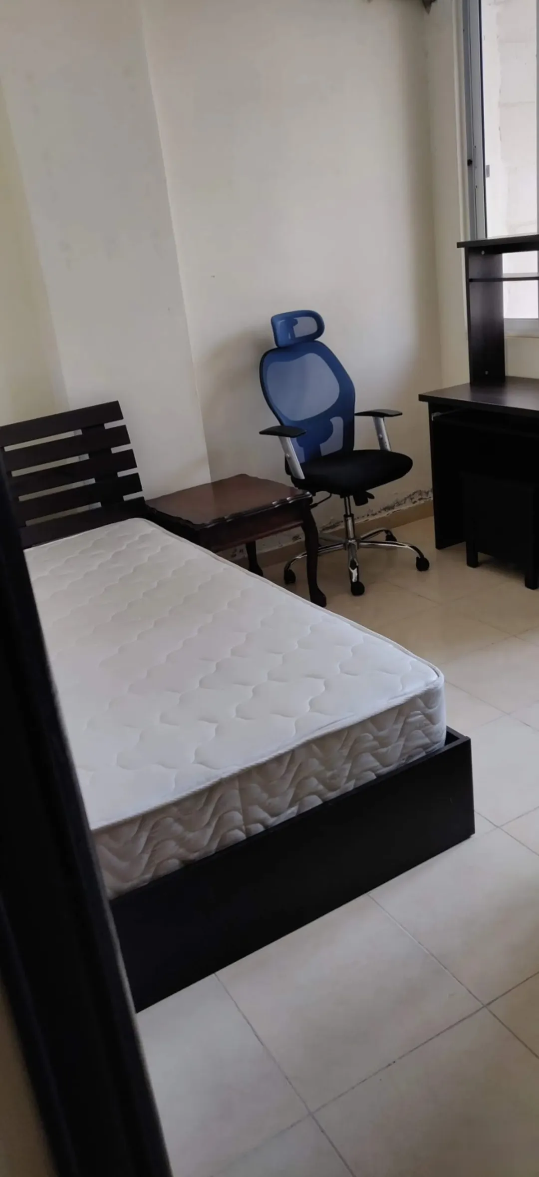 شقة ستوديو طلابية جانب جامعة اليرموك للبيع/ مع امكانية أجار
