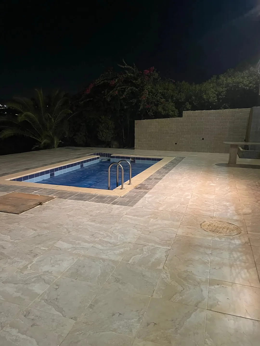 مزرعة فاخرة مطلة على سد الملك طلال فيلا مفروشة وبركة للبيع