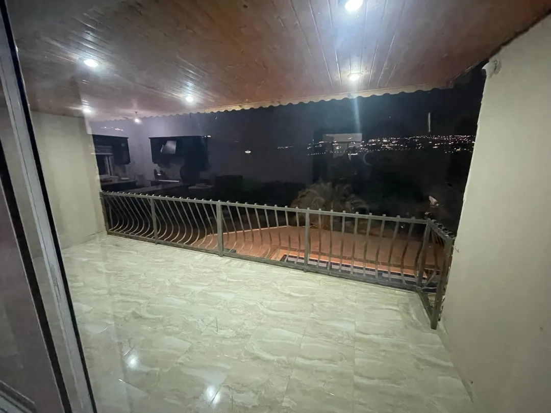 مزرعة فاخرة مطلة على سد الملك طلال فيلا مفروشة وبركة للبيع
