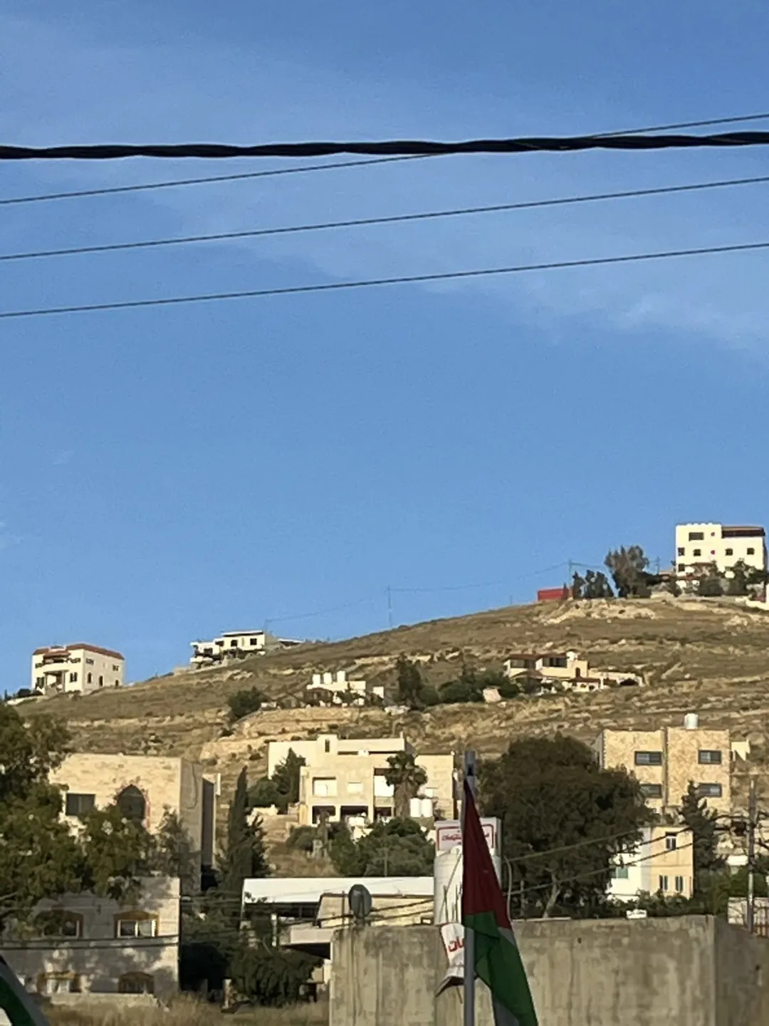 أرض سكنية مميزة في بيرين بالقرب من الدفاع المدني