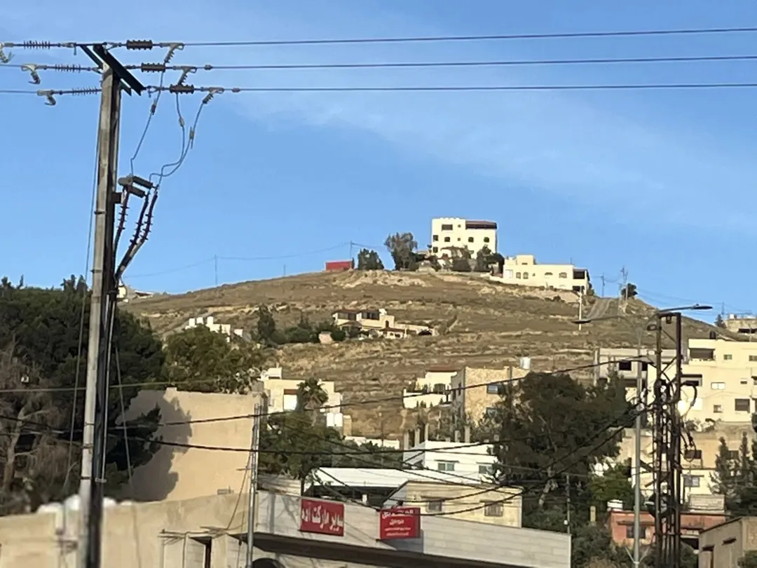 أرض سكنية مميزة في بيرين بالقرب من الدفاع المدني