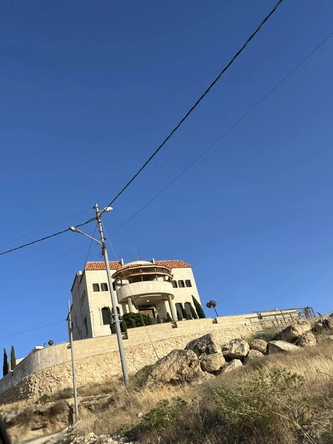 أرض سكنية مميزة في بيرين بالقرب من الدفاع المدني