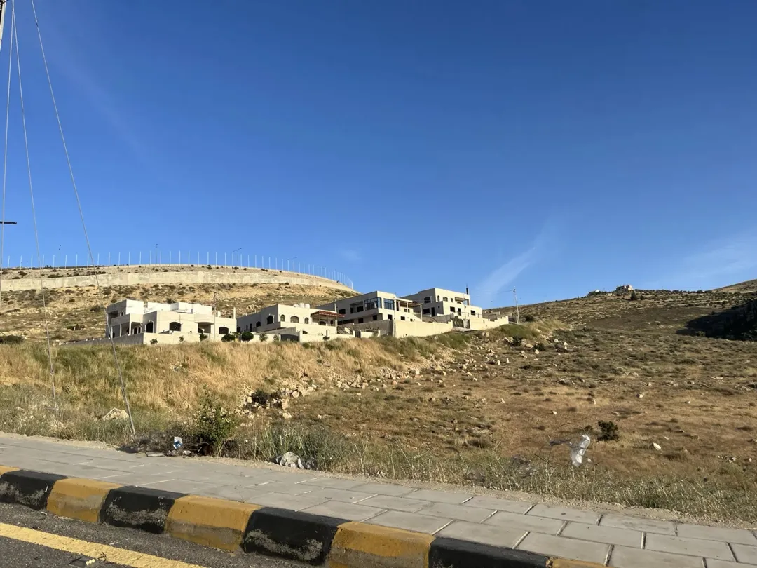 أرض سكنية مميزة في بيرين بالقرب من الدفاع المدني