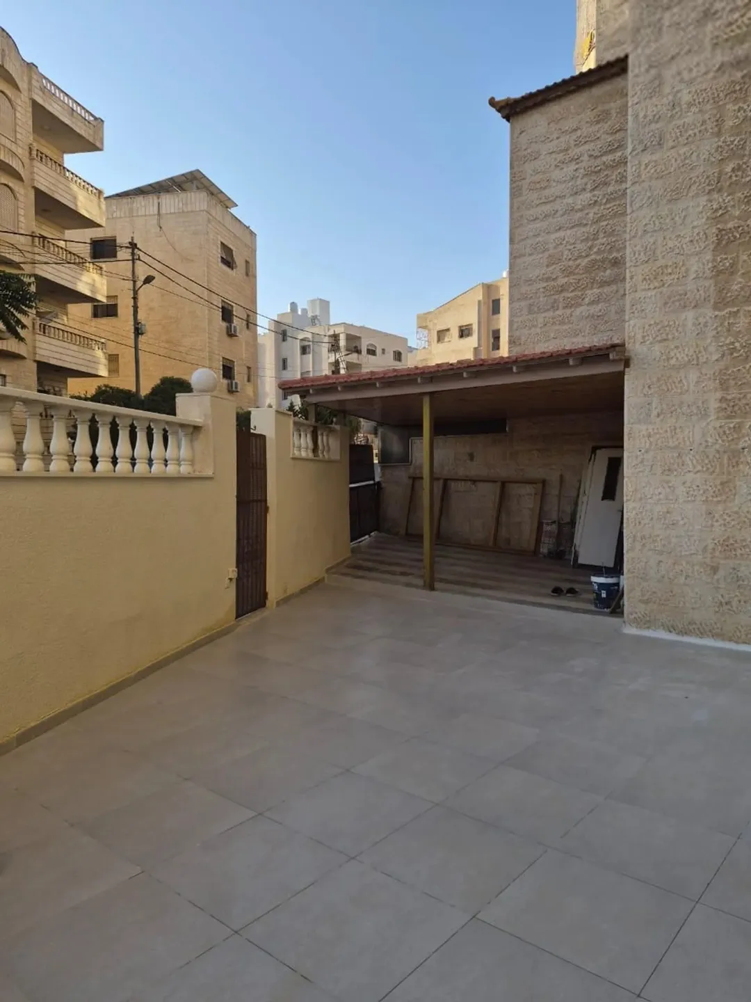 شقة طابق أرضي مميزة في طبربور بمساحة 230 متر بالقرب من طارق مول — صورة 4