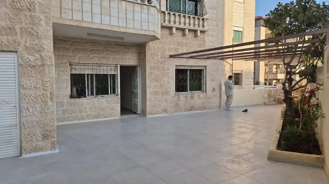 شقة طابق أرضي مميزة في طبربور بمساحة 230 متر بالقرب من طارق مول