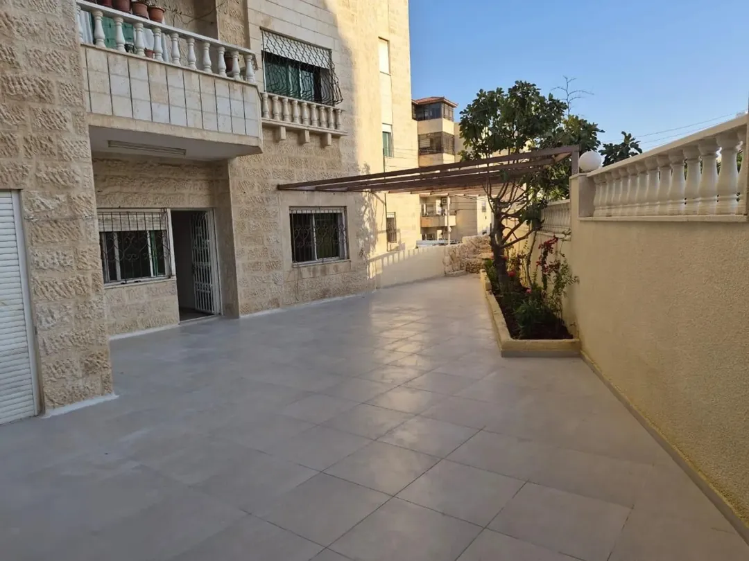 شقة طابق أرضي مميزة في طبربور بمساحة 230 متر بالقرب من طارق مول