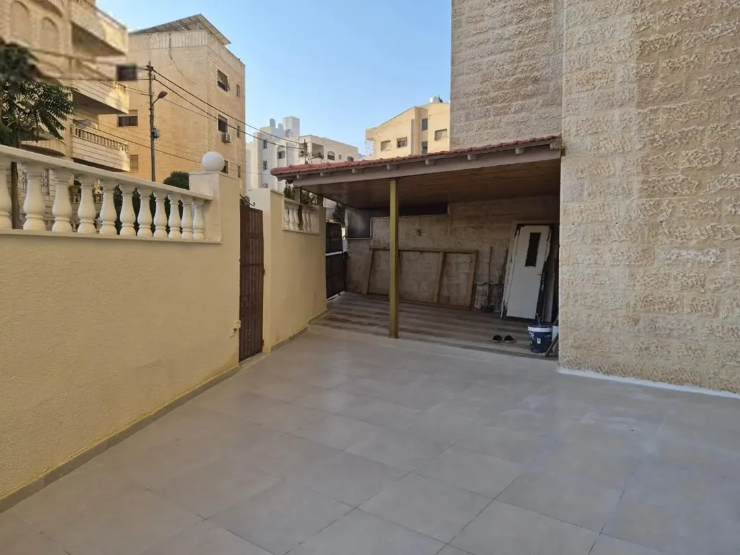شقة طابق أرضي مميزة في طبربور بمساحة 230 متر بالقرب من طارق مول
