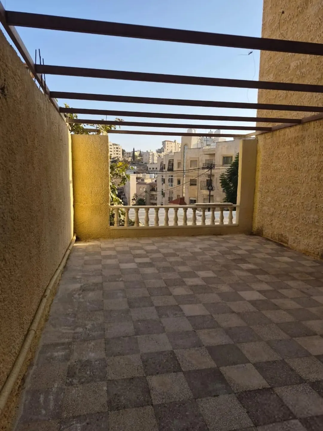 شقة طابق أرضي مميزة في طبربور بمساحة 230 متر بالقرب من طارق مول