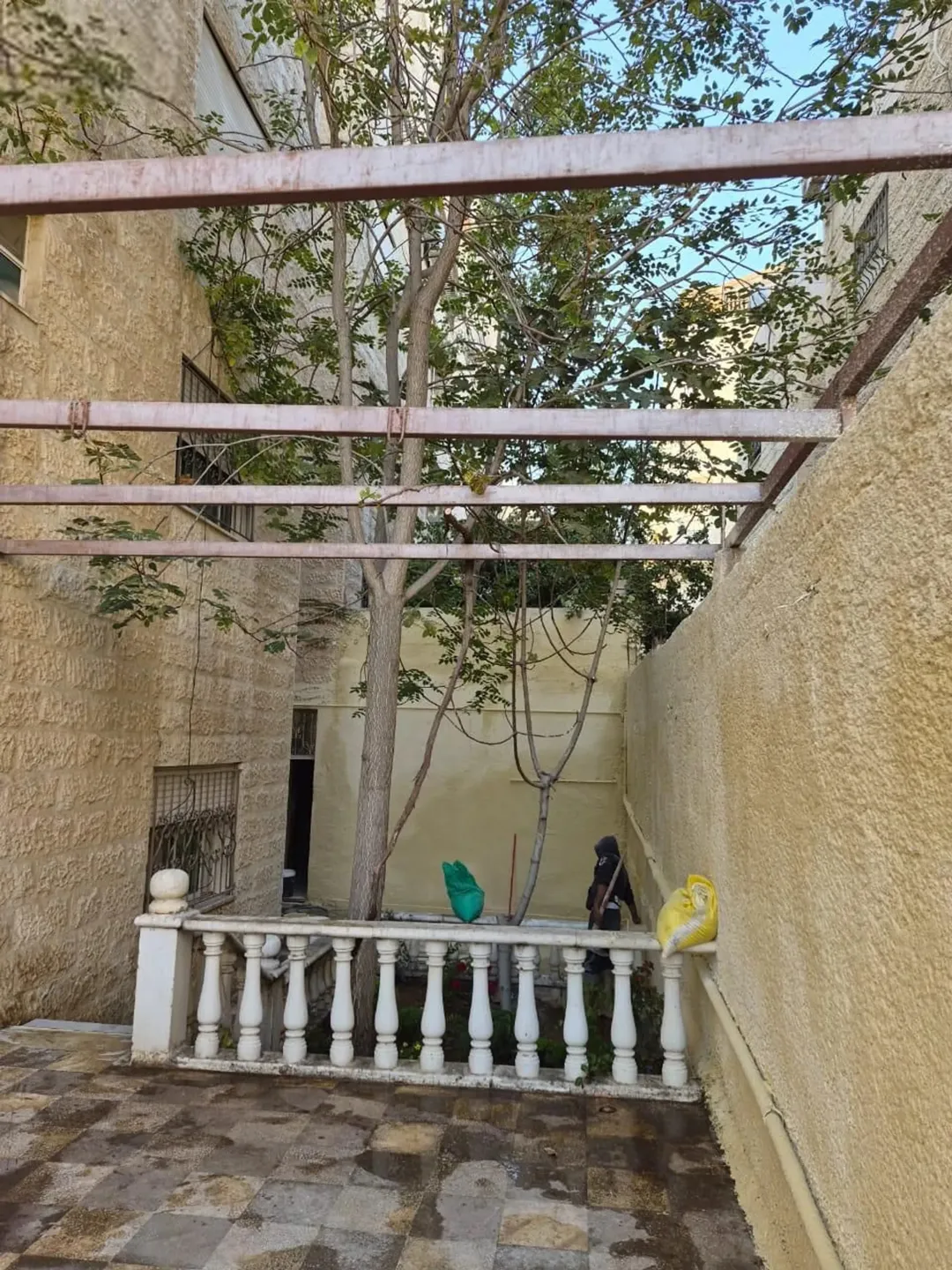 شقة طابق أرضي مميزة في طبربور بمساحة 230 متر بالقرب من طارق مول