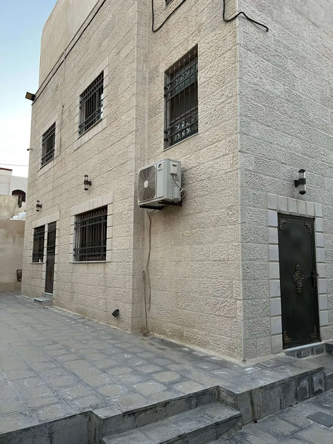 شبه فيلا سوبر ديلوكس فاخرة بمساحات واسعة في طبربور