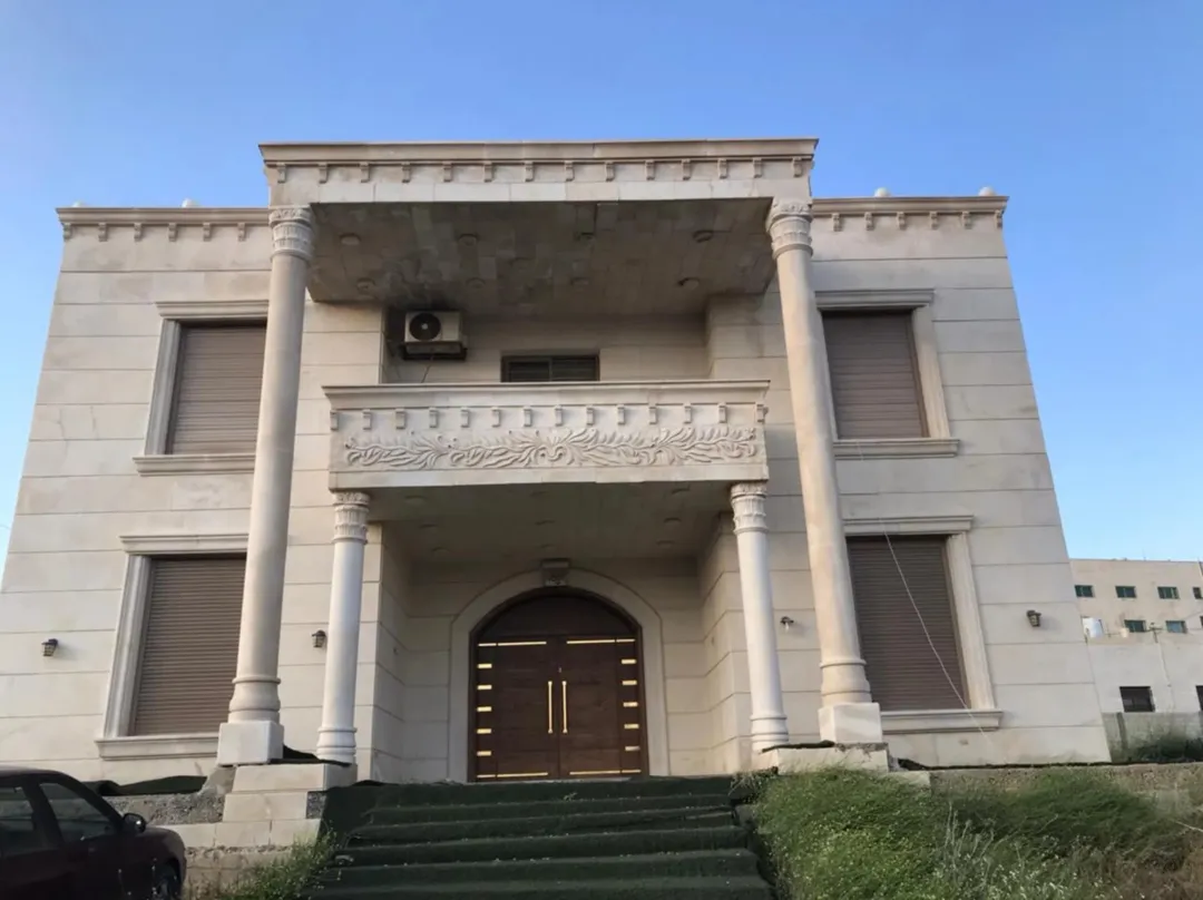 فيلا مستقلة مميزة للبيع في جاوا – موقع هادئ وقريب من الخدمات