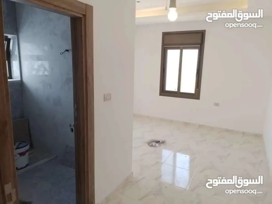 شقة طابقية ذات اطلالة جميلة مساحة 160م للبيع في أبو نصير او بدل على سيارة كهربائية كجزء من الثمن