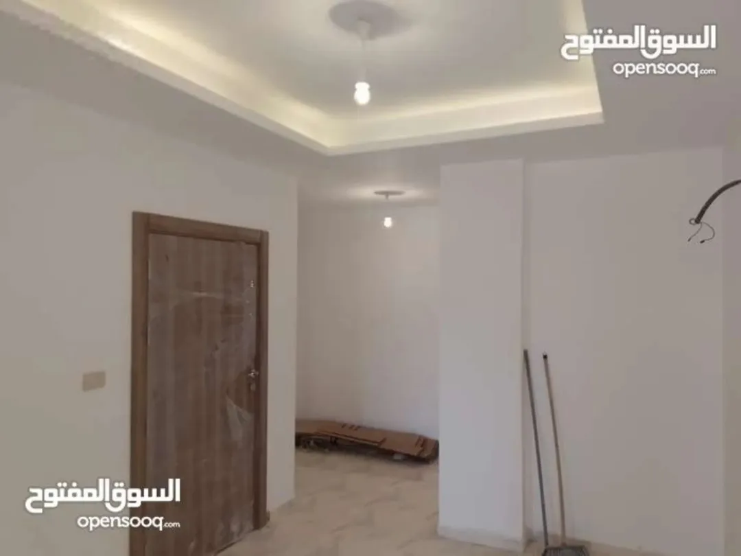 شقة طابقية ذات اطلالة جميلة مساحة 160م للبيع في أبو نصير او بدل على سيارة كهربائية كجزء من الثمن