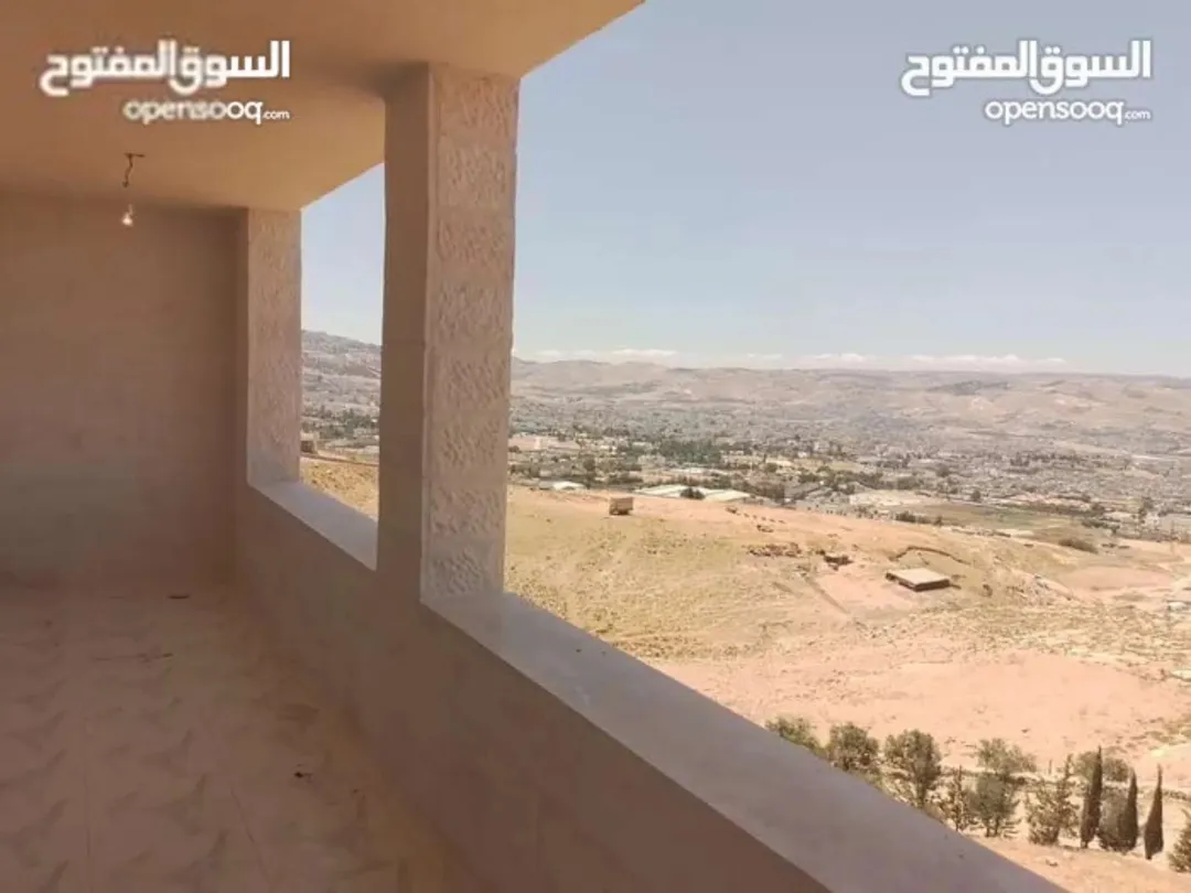 شقة طابقية ذات اطلالة جميلة مساحة 160م للبيع في أبو نصير او بدل على سيارة كهربائية كجزء من الثمن
