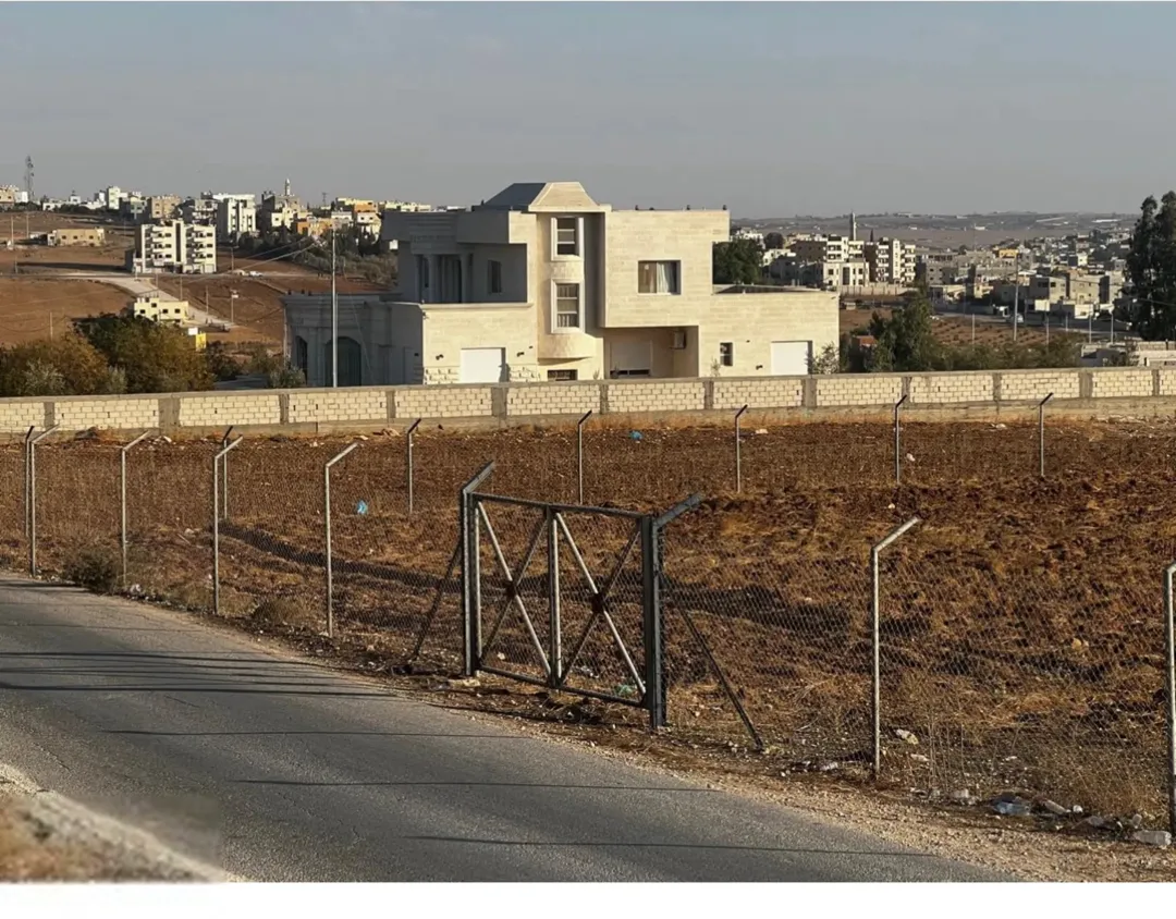 أرض سكنية فاخرة في مادبا الحراوية 750 متر
