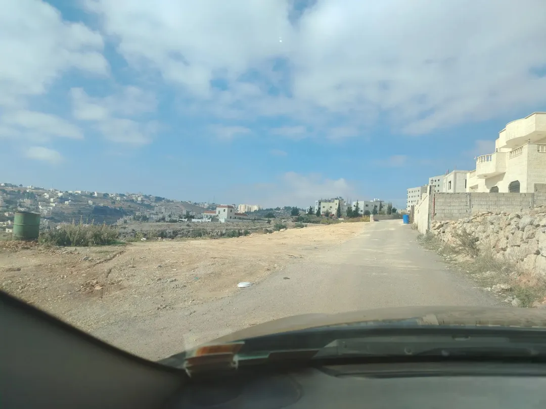 أرض سكنية مميزة في منطقة البحيرة بالسلط بإطلالة ساحرة