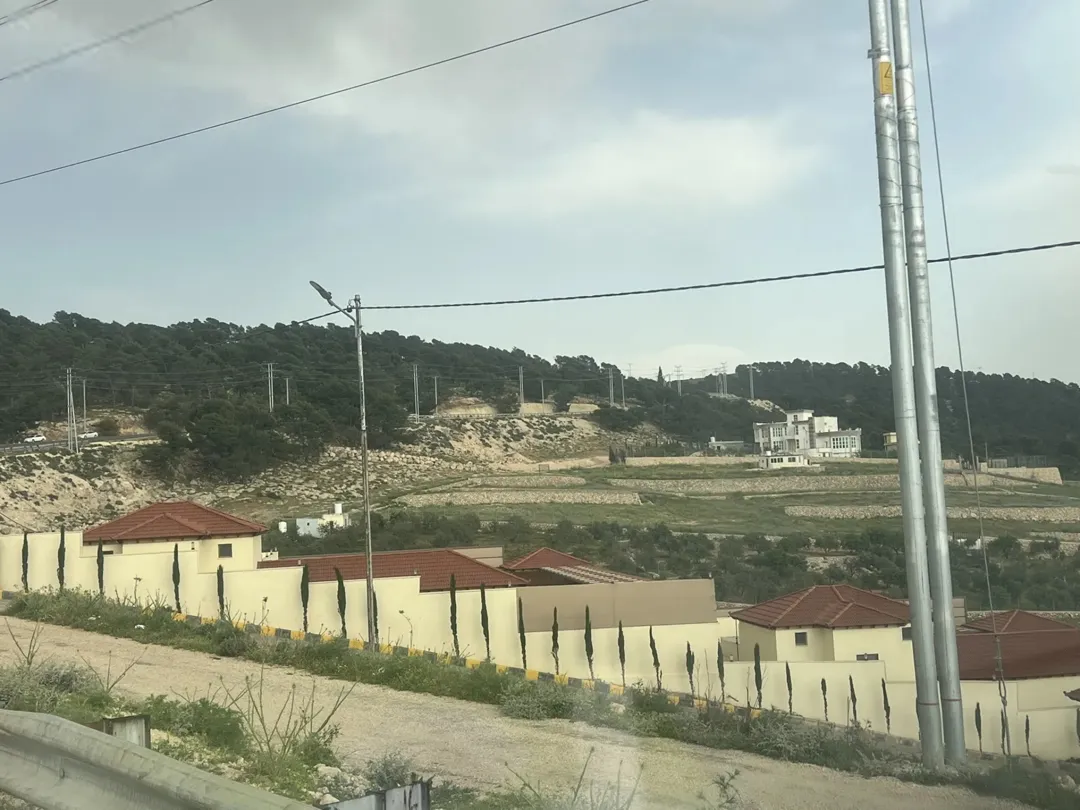 قطعة أرض للبيع في جرش أم قنطرة بالقرب من حوض المحمر على شارع جرش الزرقاء