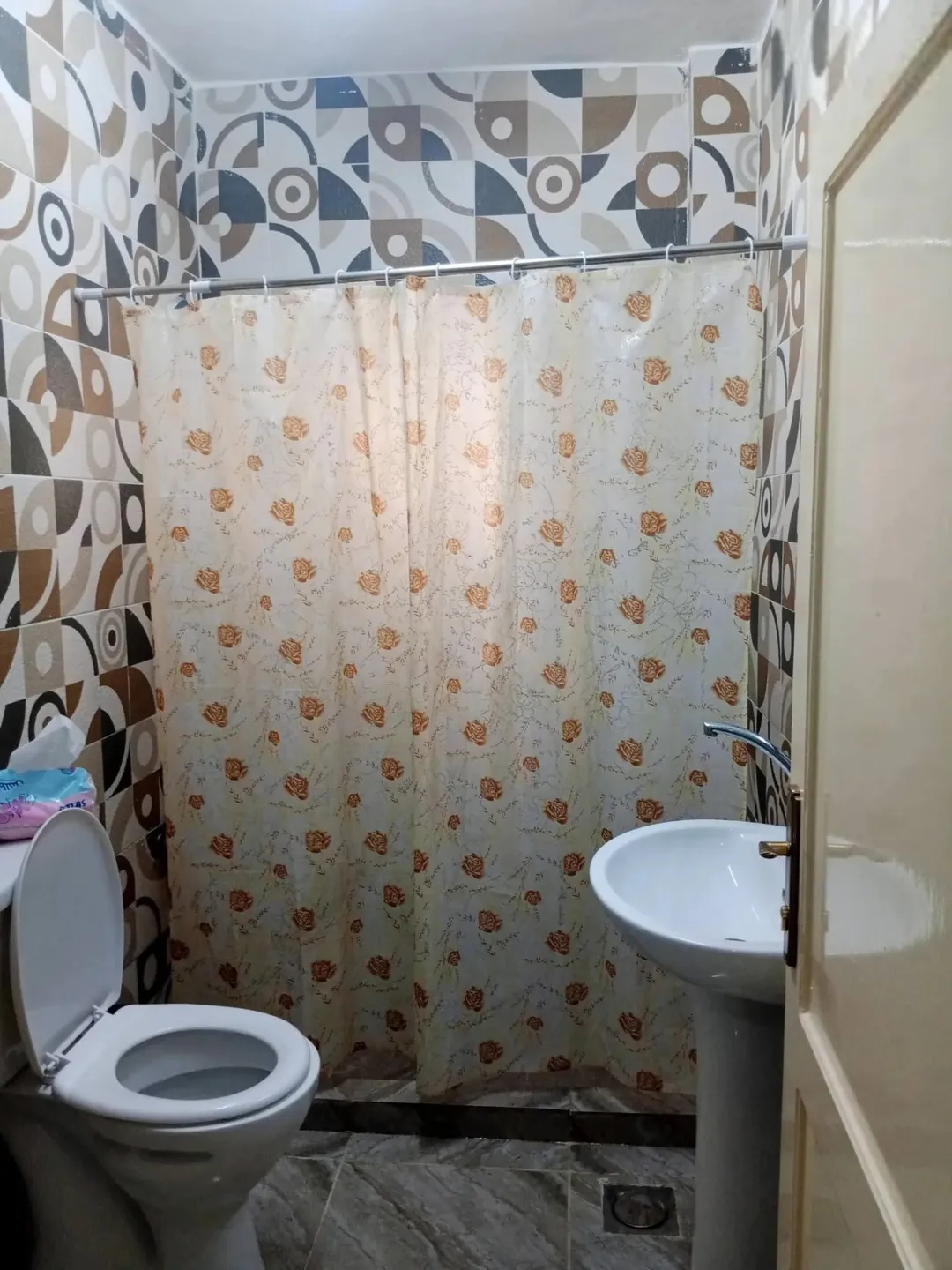 شقة للبيع طابق أرضي 3غرف نوم وحده منهم ماستر وصالة وصالون ضيوف ومطبخ راكب وحمامين وبلكونتين