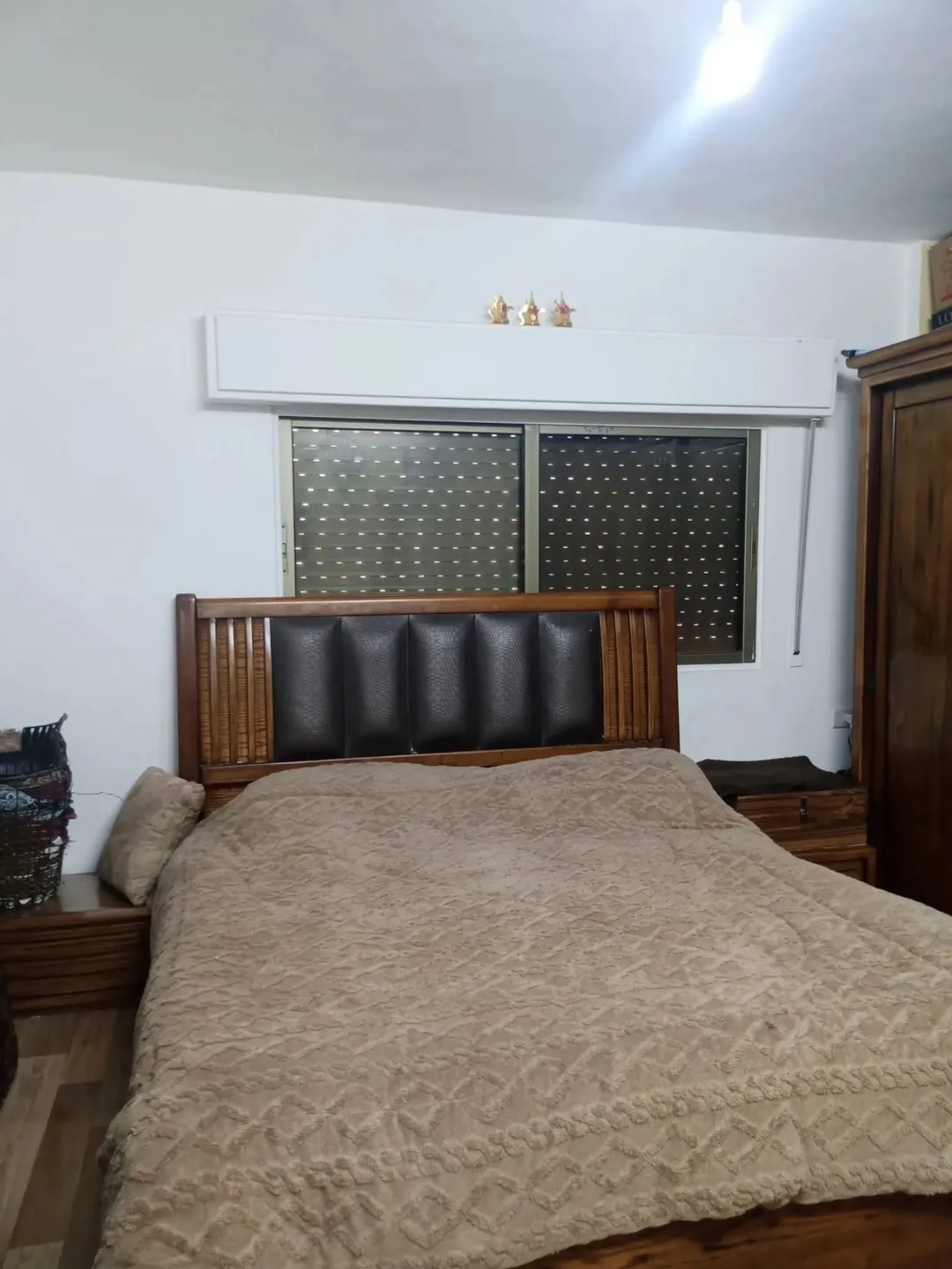 شقة للبيع طابق أرضي 3غرف نوم وحده منهم ماستر وصالة وصالون ضيوف ومطبخ راكب وحمامين وبلكونتين