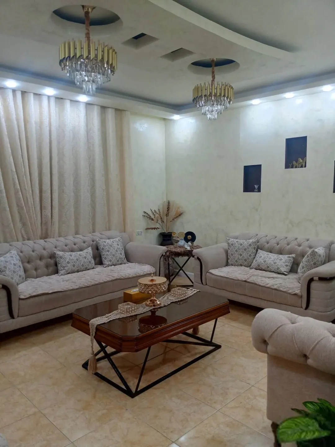 شقة للبيع طابق أرضي 3غرف نوم وحده منهم ماستر وصالة وصالون ضيوف ومطبخ راكب وحمامين وبلكونتين