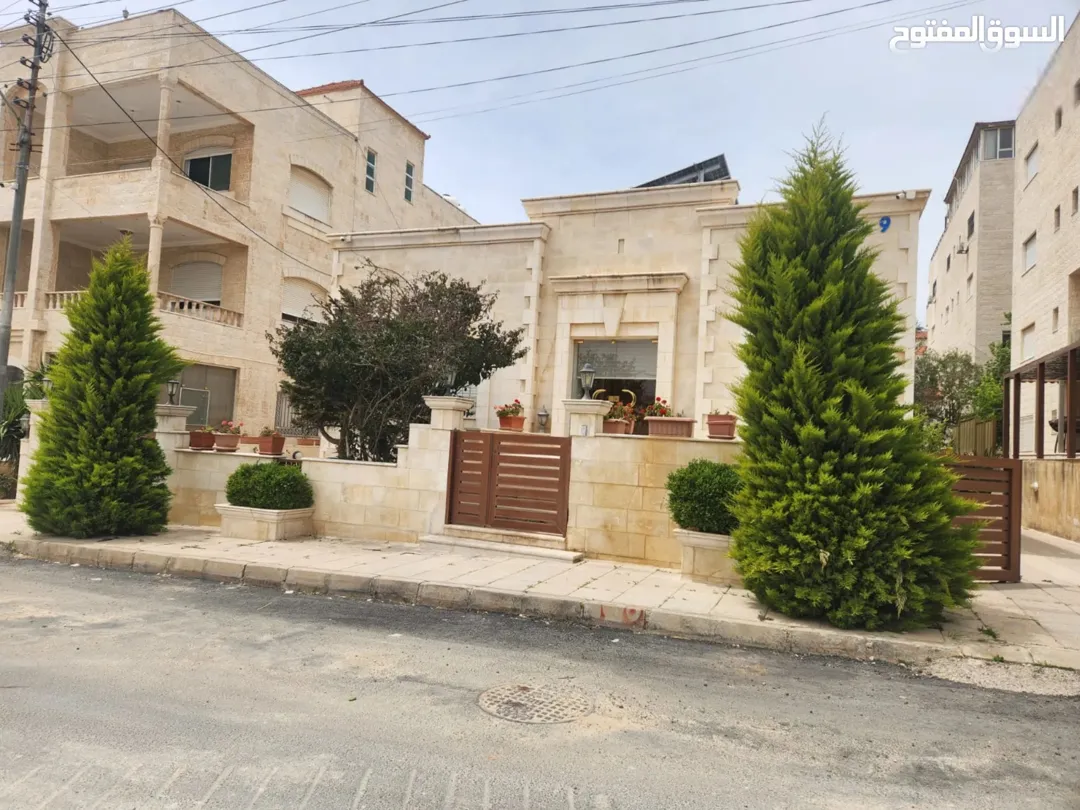 فيلا فاخرة بموقع استثنائي في عمان للبيع