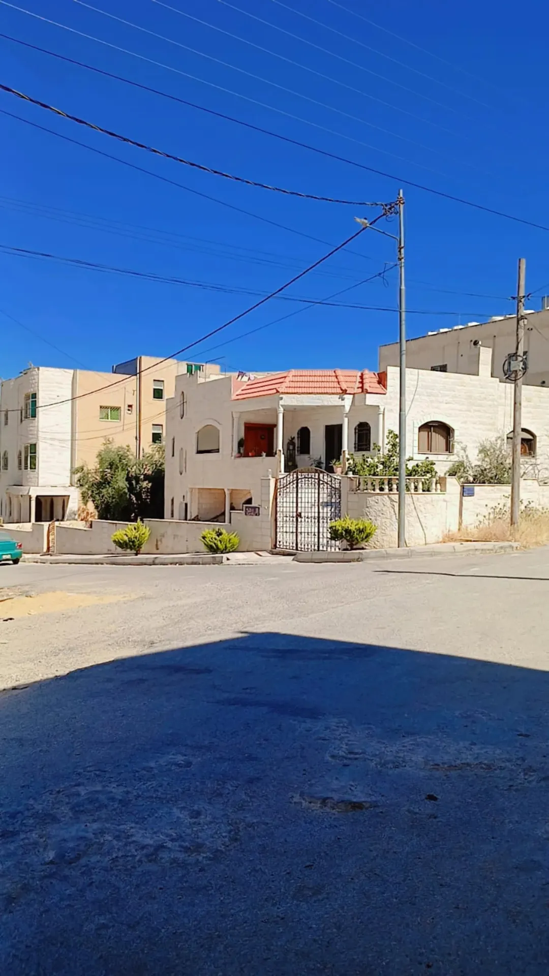فيلا واسعة للبيع في حنينا – مادبا