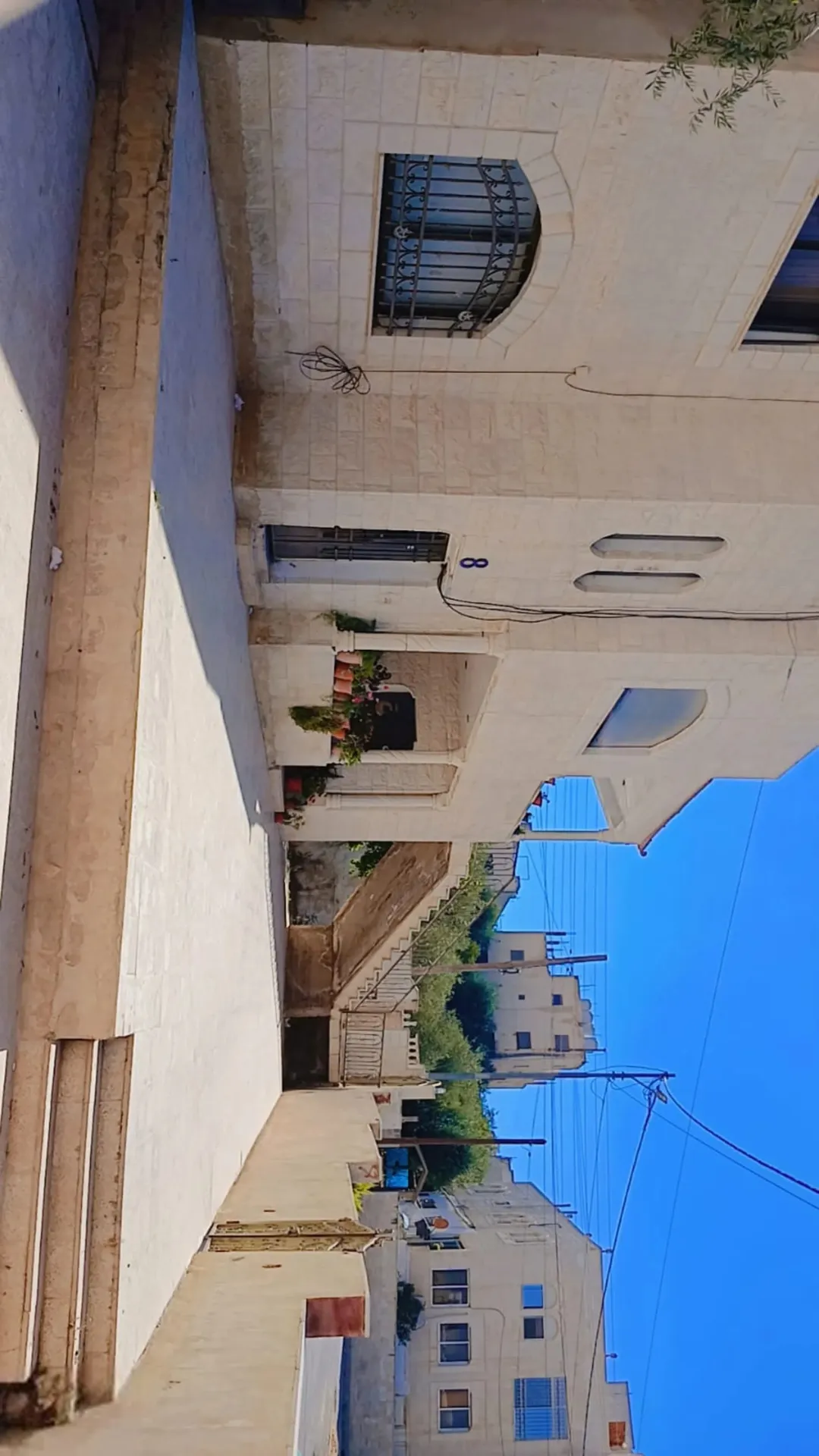فيلا واسعة للبيع في حنينا – مادبا