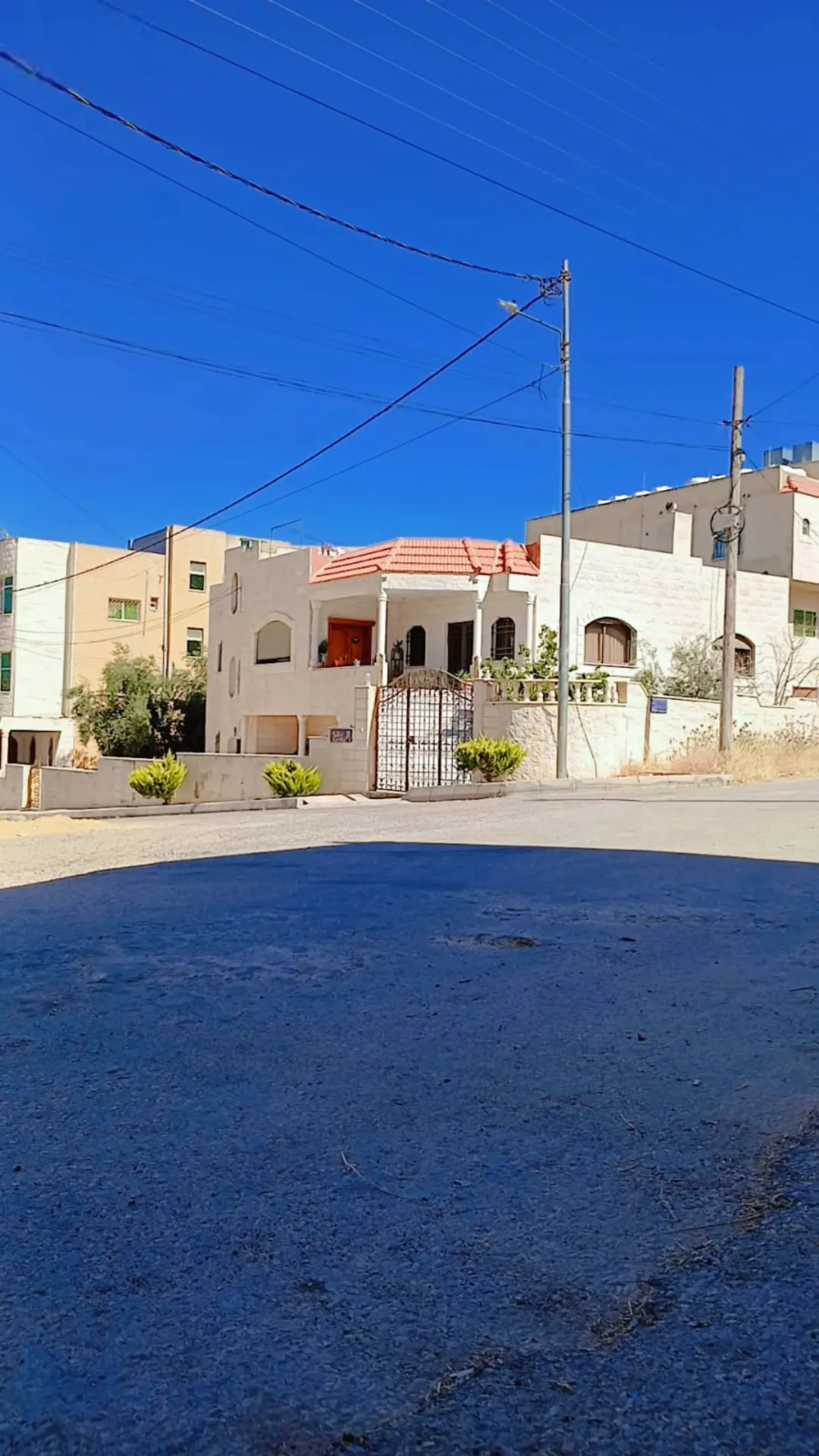 فيلا واسعة للبيع في حنينا – مادبا