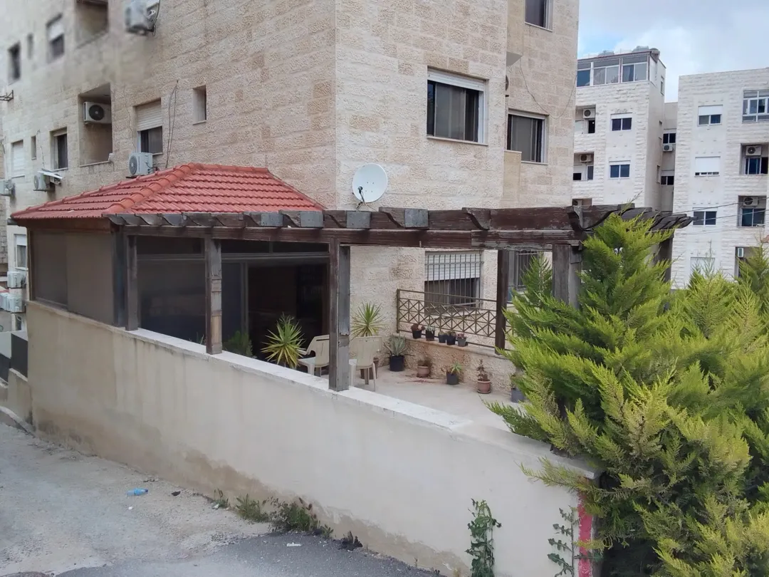 شقة أرضية فاخرة ومفروشة بالكامل للبيع في الجبيهة