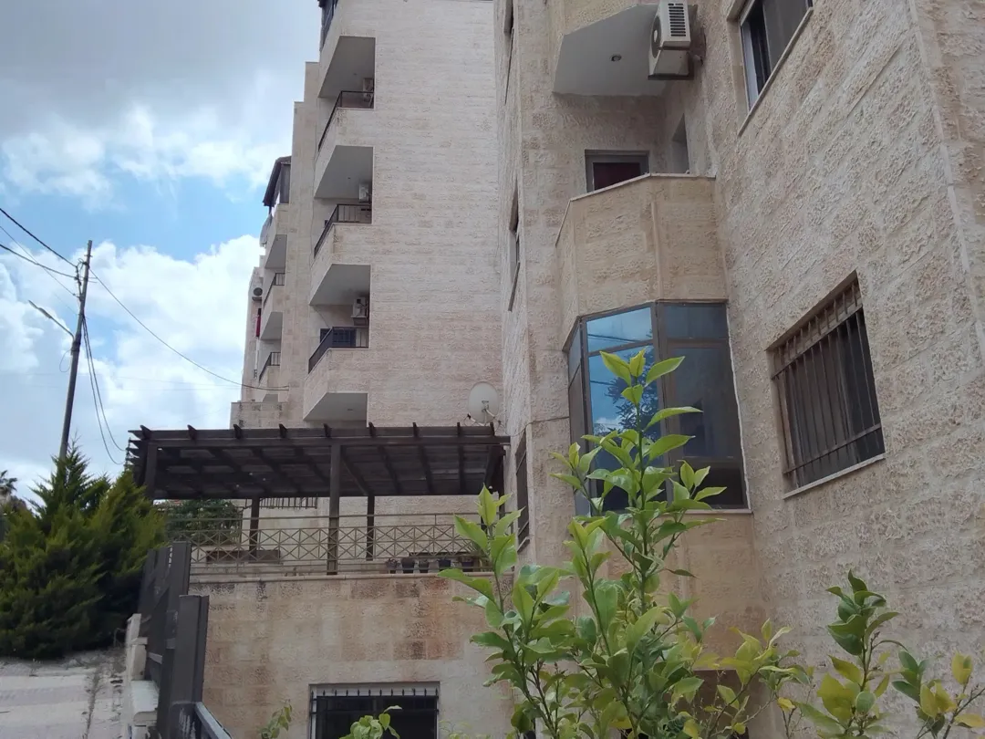 شقة أرضية فاخرة ومفروشة بالكامل للبيع في الجبيهة