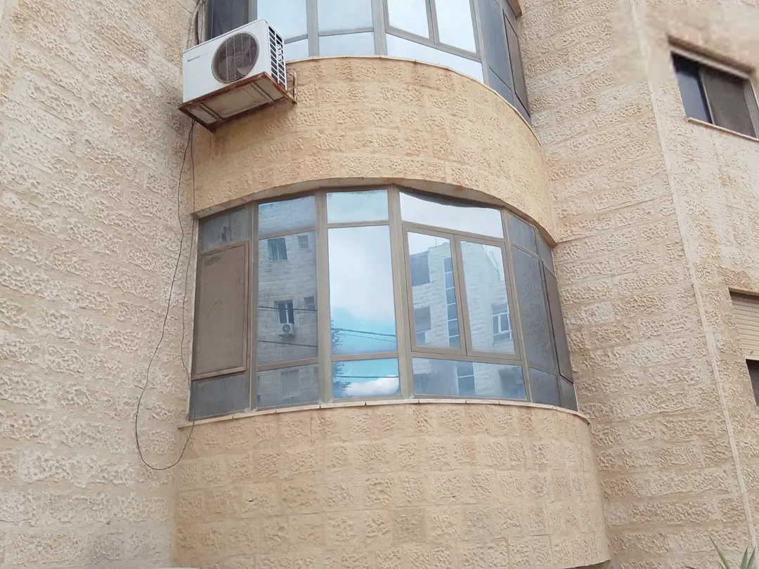 شقة أرضية فاخرة ومفروشة بالكامل للبيع في الجبيهة