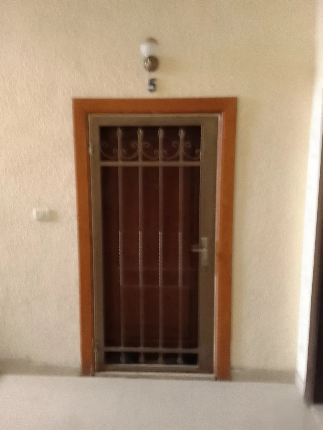 شقة أرضية فاخرة ومفروشة بالكامل للبيع في الجبيهة