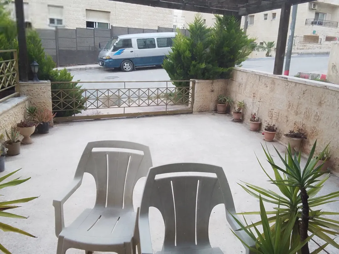 شقة أرضية فاخرة ومفروشة بالكامل للبيع في الجبيهة