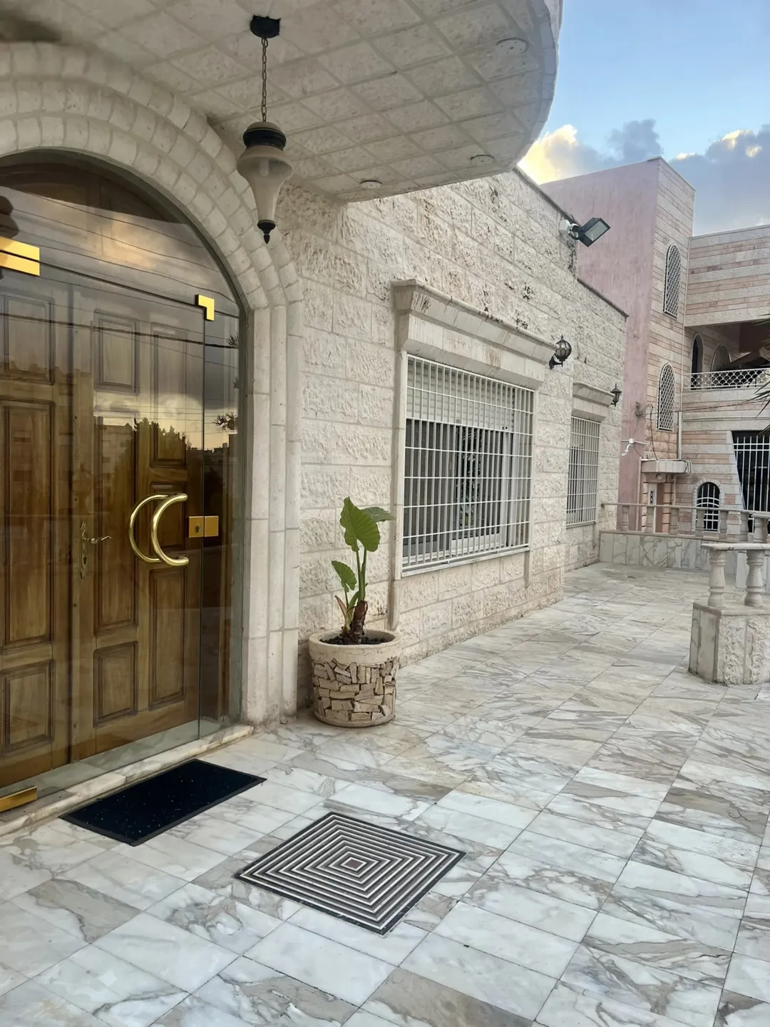فيلا فاخرة للبيع في إربد – حي الأفراح