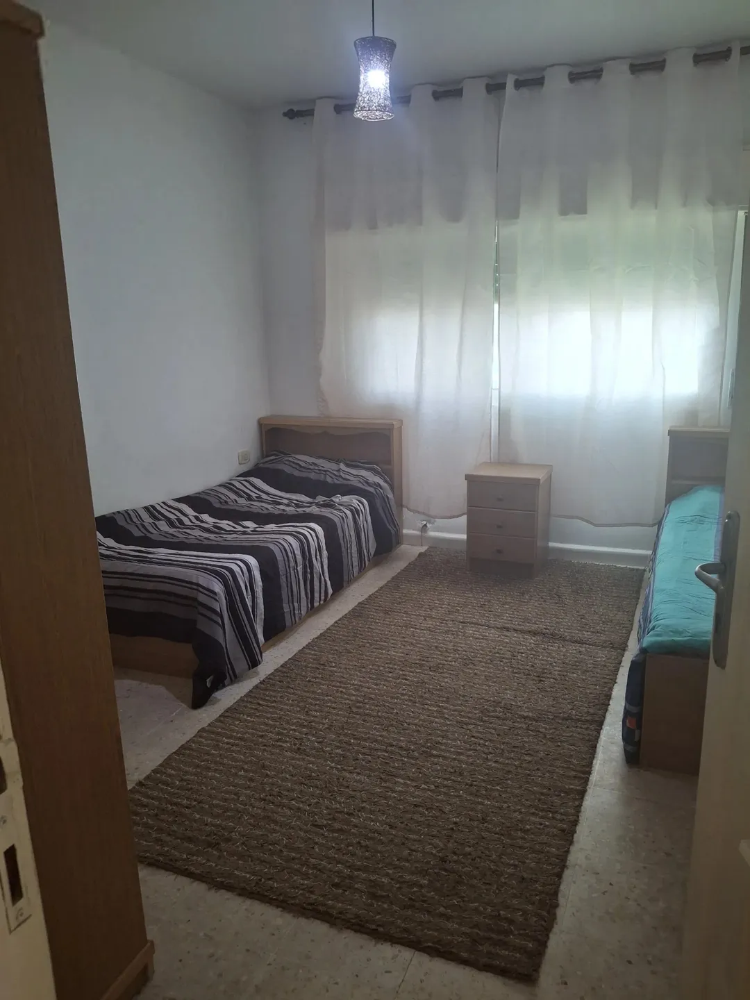 شقة سكنية مميزة للبيع في الطابق الثاني مقابل بوابة الاقتصاد الجديدة بجامعة اليرموك