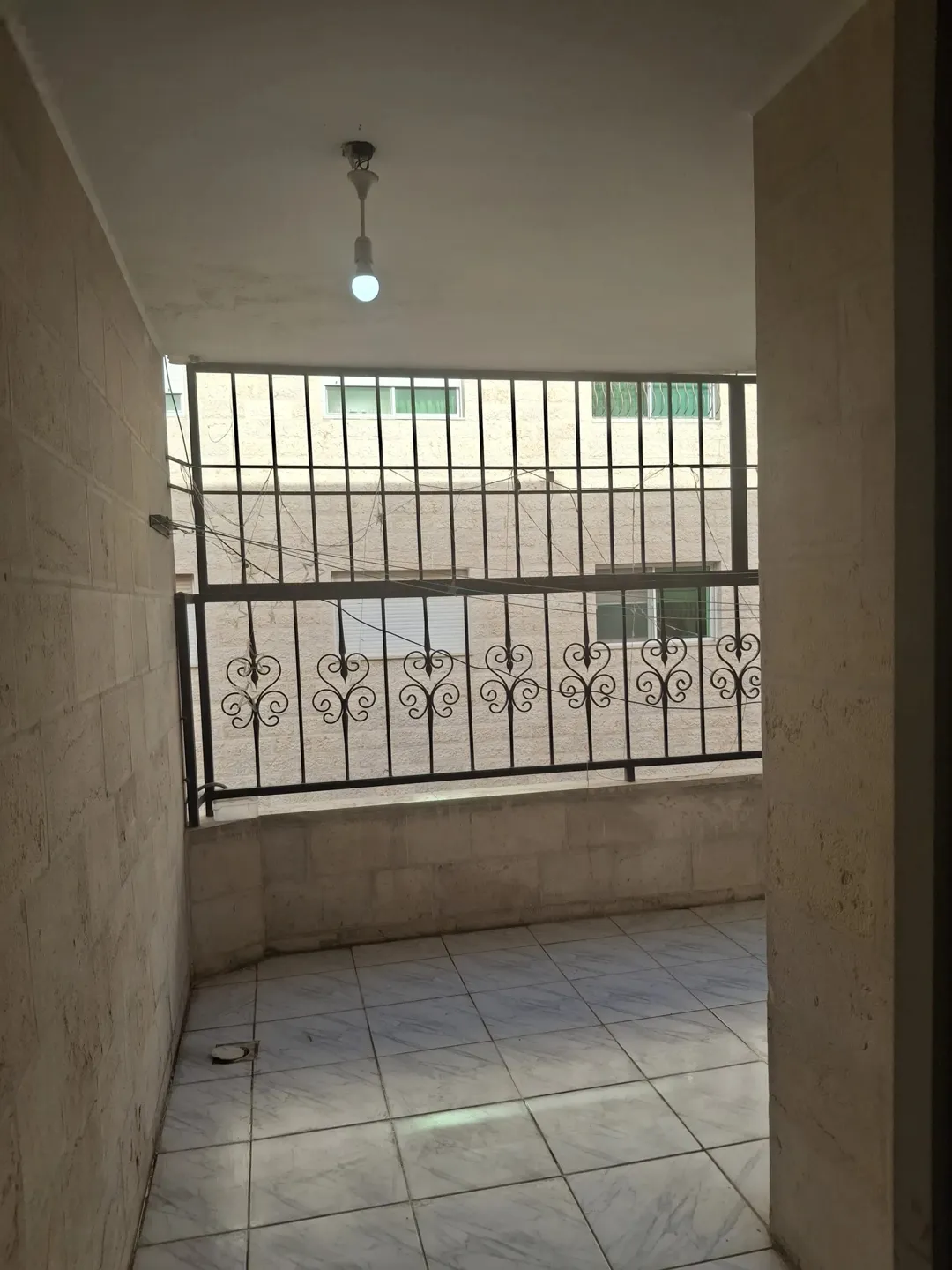 شقة سكنية مميزة للبيع في الطابق الثاني مقابل بوابة الاقتصاد الجديدة بجامعة اليرموك