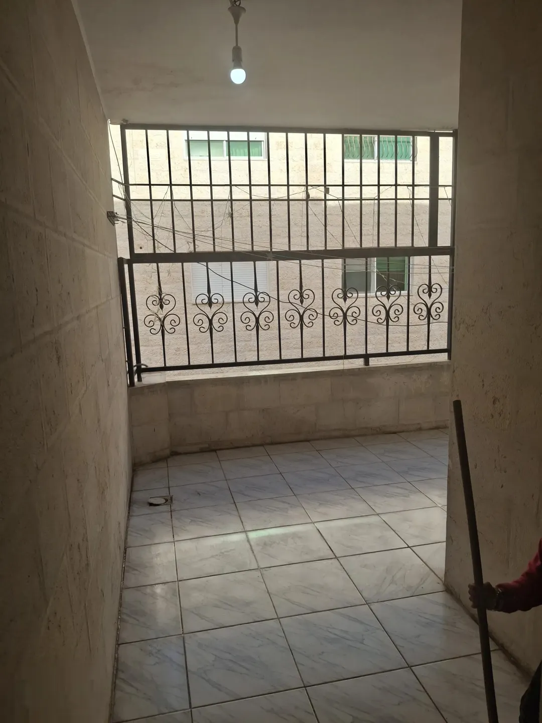 شقة سكنية مميزة للبيع في الطابق الثاني مقابل بوابة الاقتصاد الجديدة بجامعة اليرموك