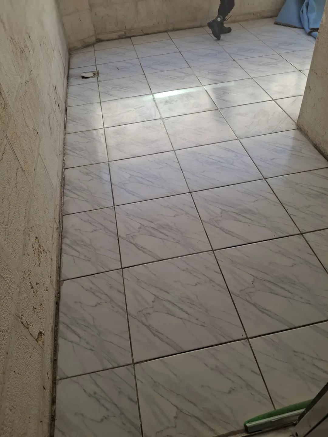 شقة سكنية مميزة للبيع في الطابق الثاني مقابل بوابة الاقتصاد الجديدة بجامعة اليرموك